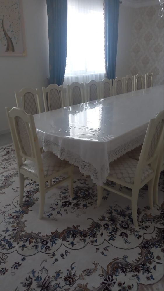 Гостиный стол и стулья