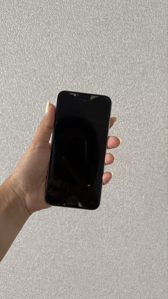 Продам Iphone SE 2020