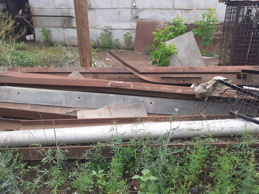 Продам двутавр швеллер и уголок  трубы новое и б /у 300тг за кг.