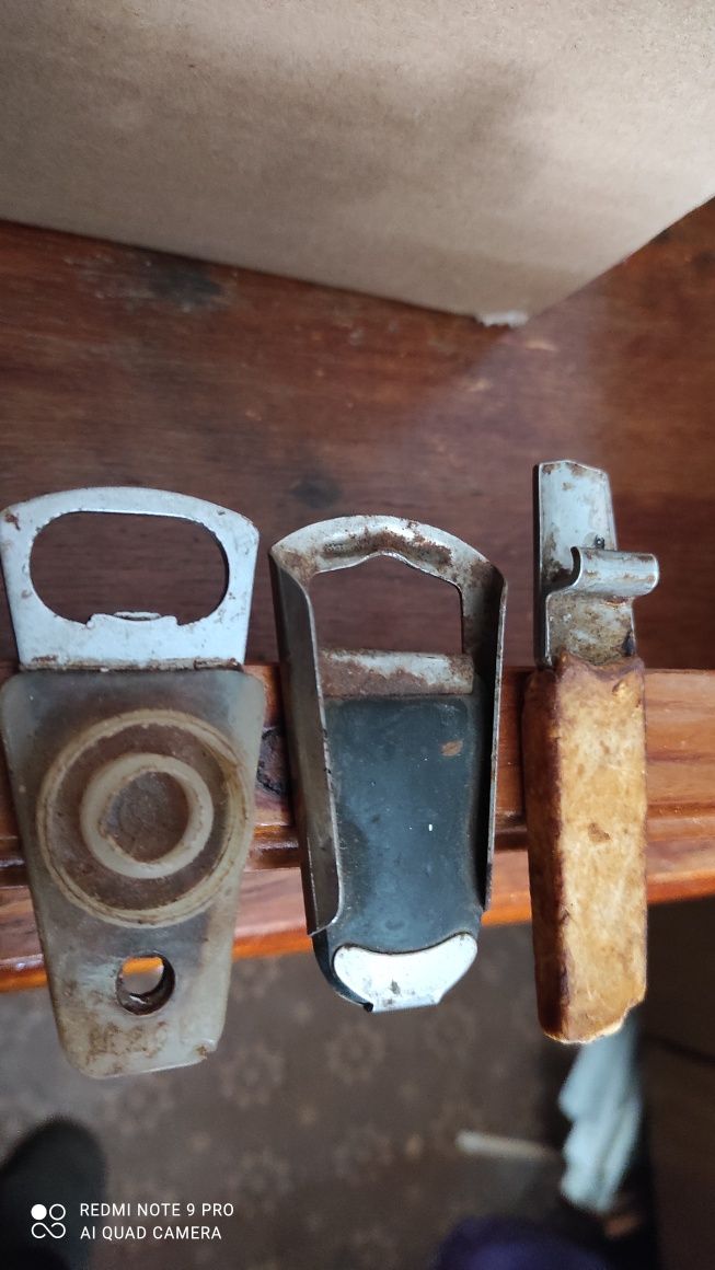 Статуэтки, солонки и открывалки разные..