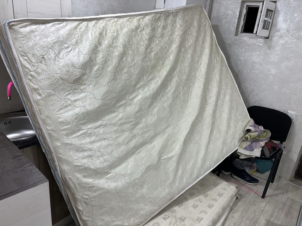 Продам спальний гарнитур тумбочки кровать с матрасом шефанер купэ