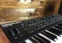 Sequential Prophet Rev2 8-voice синтезатор