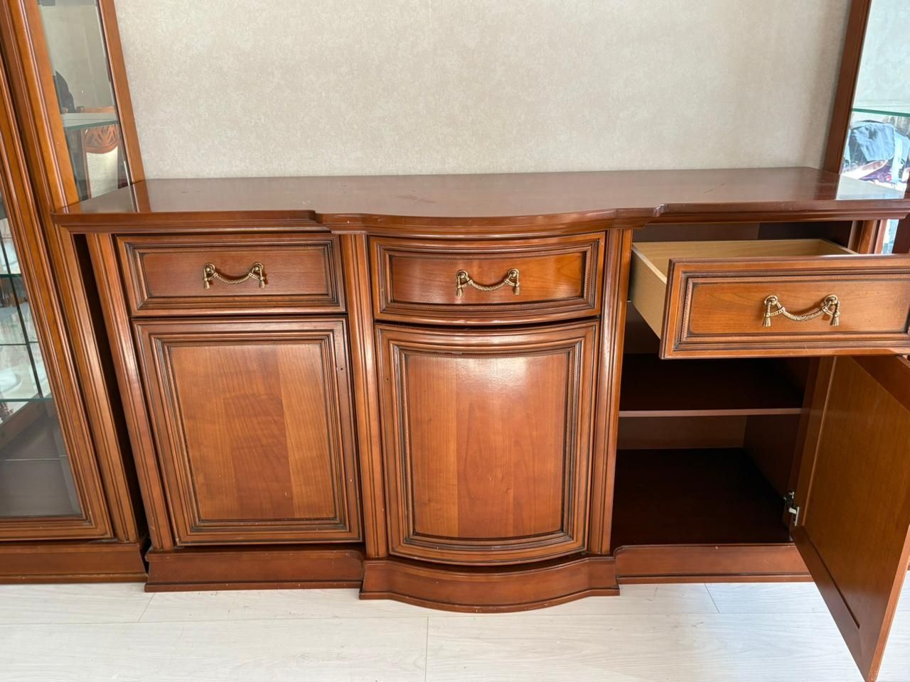 Продаётся комод , сервант