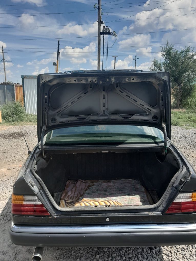 Машина мерс Е200 под ешка