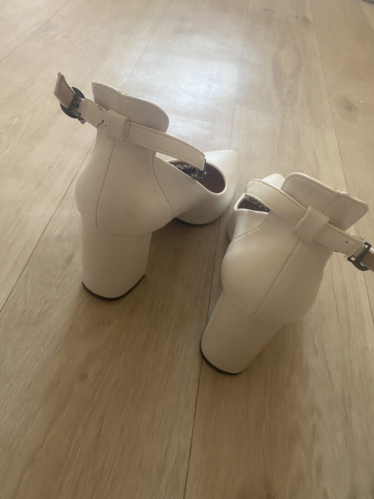 Продам туфли белые