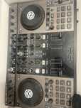 Traktor s4 контроллер диджеский
