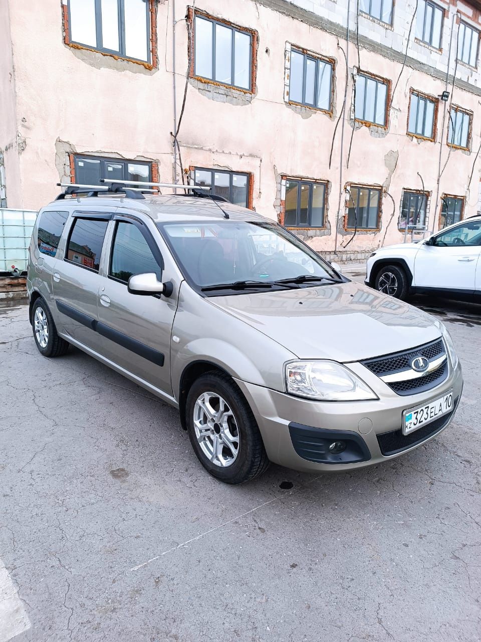 Продам автомобиль ВАЗ Lada Largus 2014 года