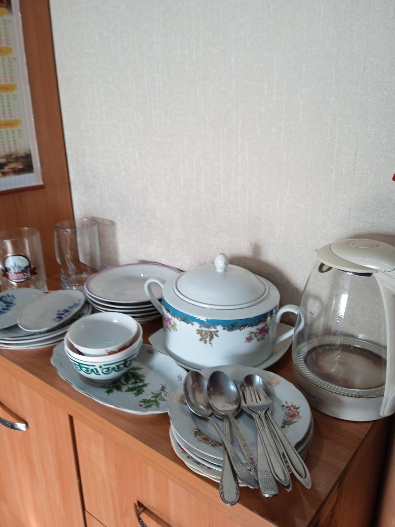 Продам посуду в хорошем состоянии, тарелки разрозненные,рабочий чайник