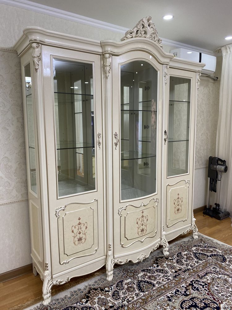 Шкаф в гостиную в классическом стиле.