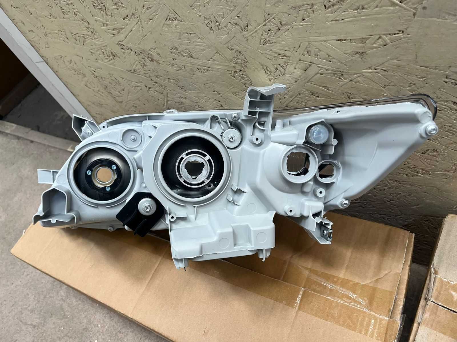 Фара на Toyota Camry 40 (UAE) / Тойота Камри 40 (Араб)