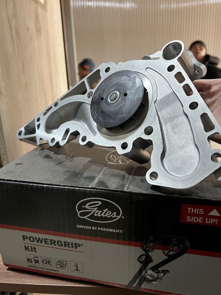 Помпа (Водяной насос) 1UZ, 2UZ, 3UZ GATES Toyota LC100,200 Krown Majes