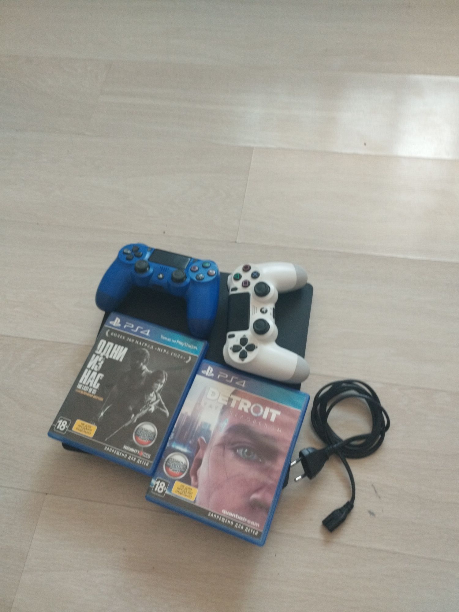 Продается playstation 4 с джостиками, Детройтом и с the last of us