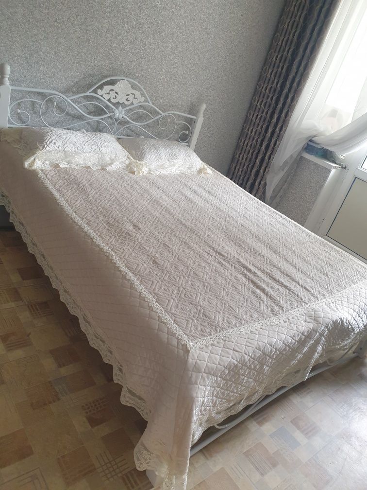 Продается кровать с матрасом б/у