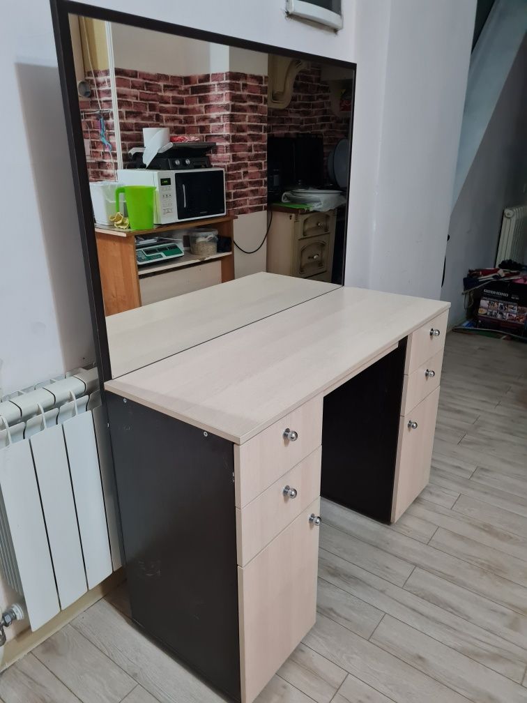 Продам столик  с зеркалом и ящичками (трюмо)