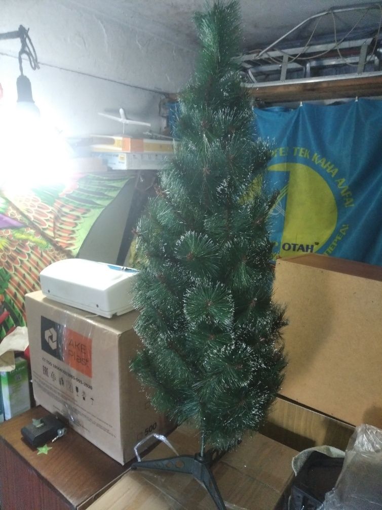 Продам искусственную новогоднюю елку