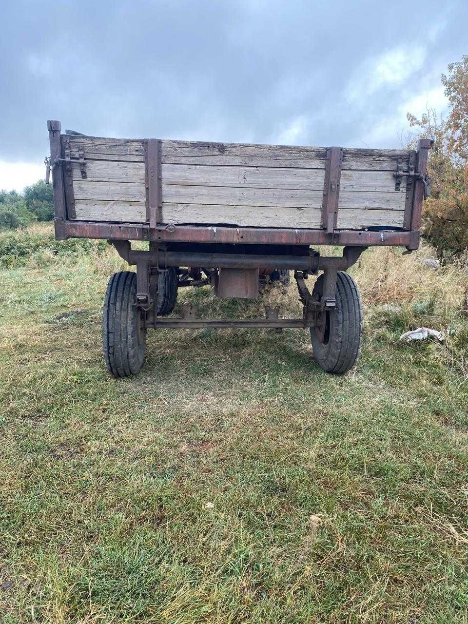 Трактор МТЗ-92 с телегой в рабочем состояний