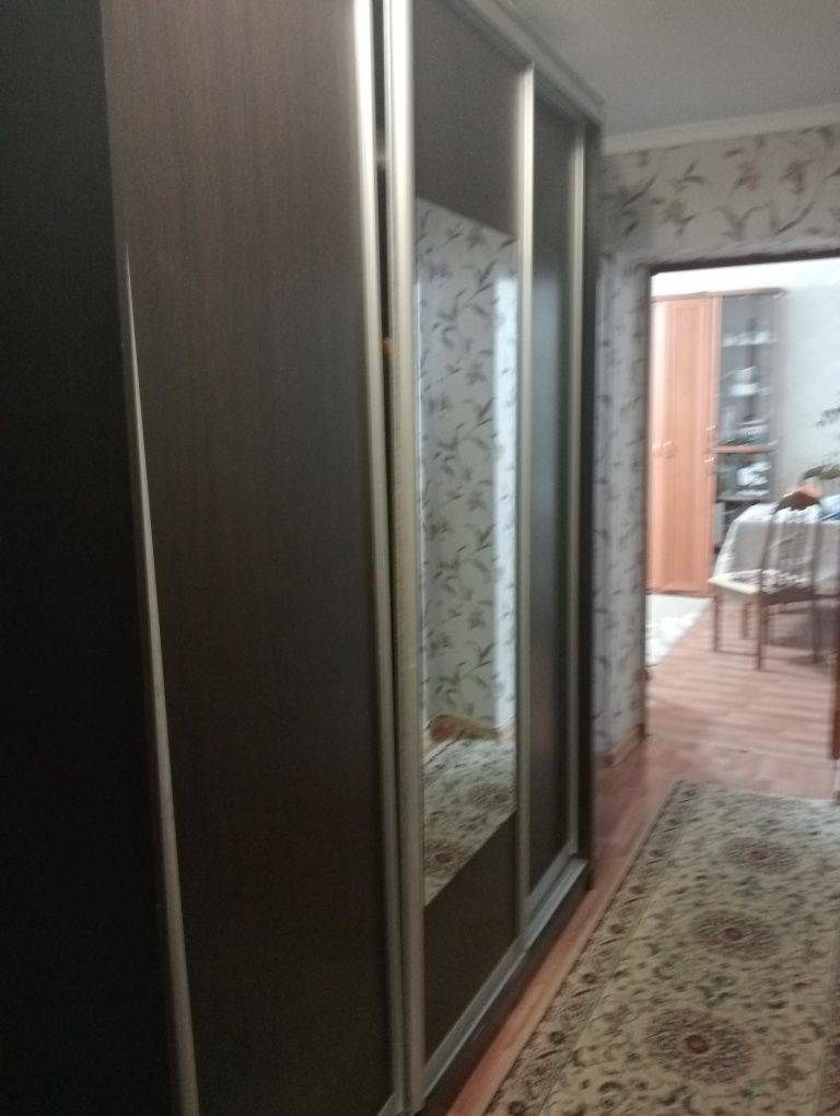 3 дверьный шкаф для прихожей б/у в хорошем состоянии.
