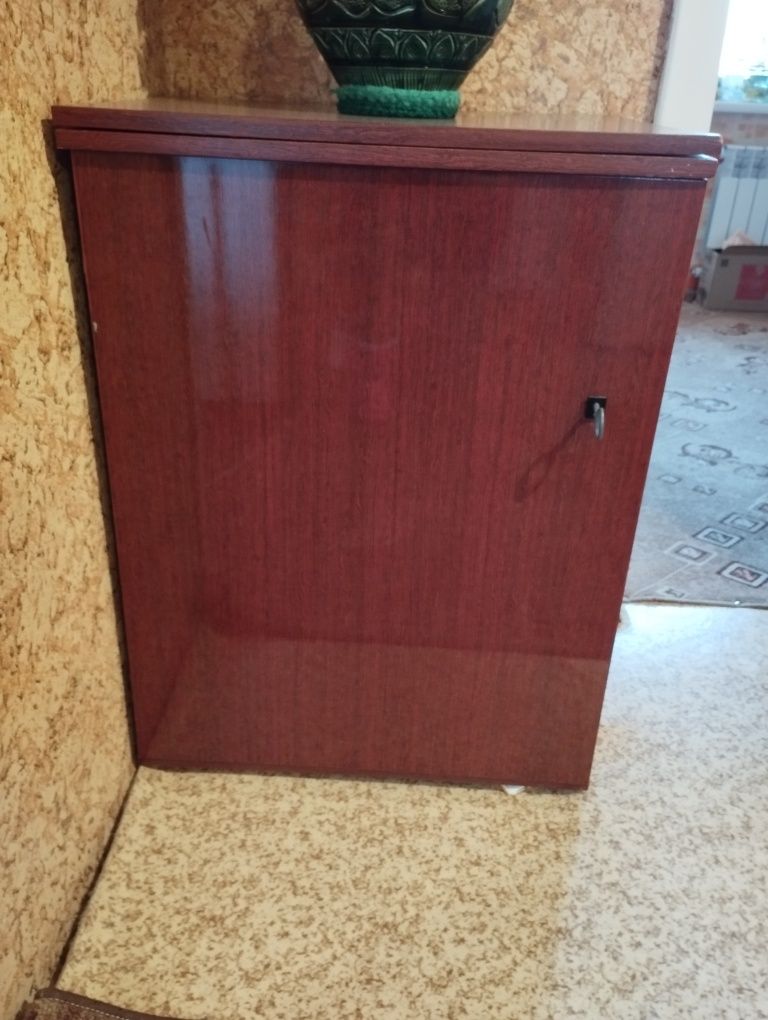 Продам швейную машинку ,ножная в тумбе