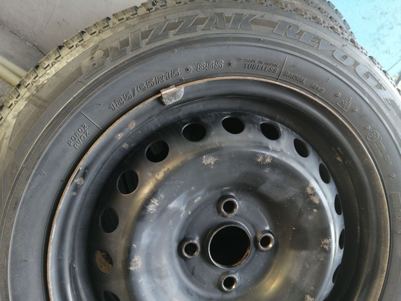 Bridgestone Шины 185/65/15 с колпаками Акцент