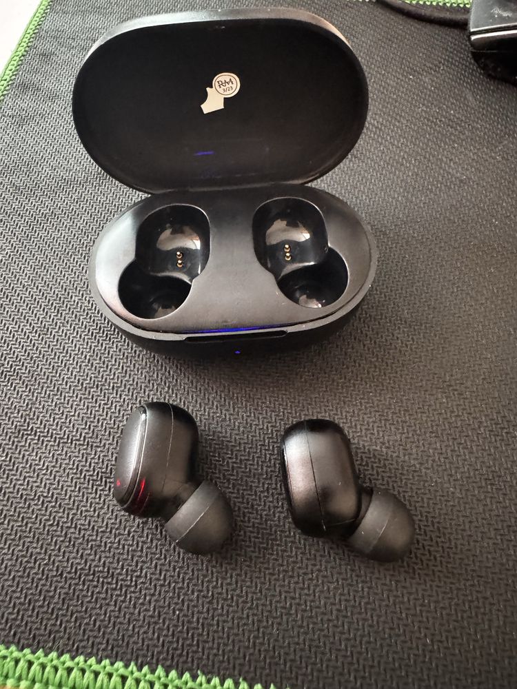 Продам безпроваодные наушники Redmi airDots2