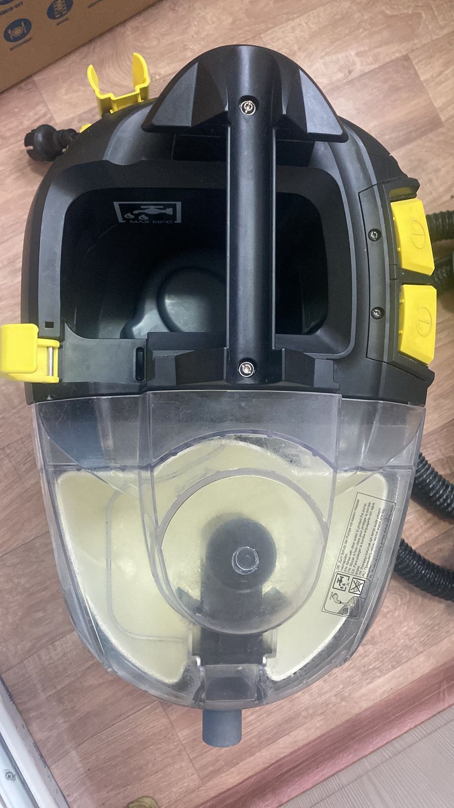 Продам моющий пылесос для химчистки  Karcher 8/1
