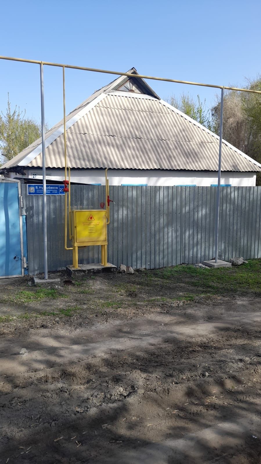 Продаёт дом возле воскресный базар