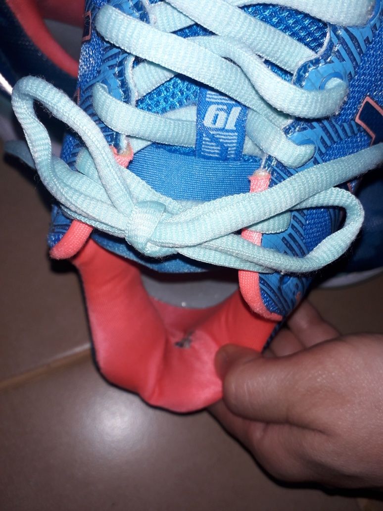 Женские фирменные кроссовки Asics размер 39.5