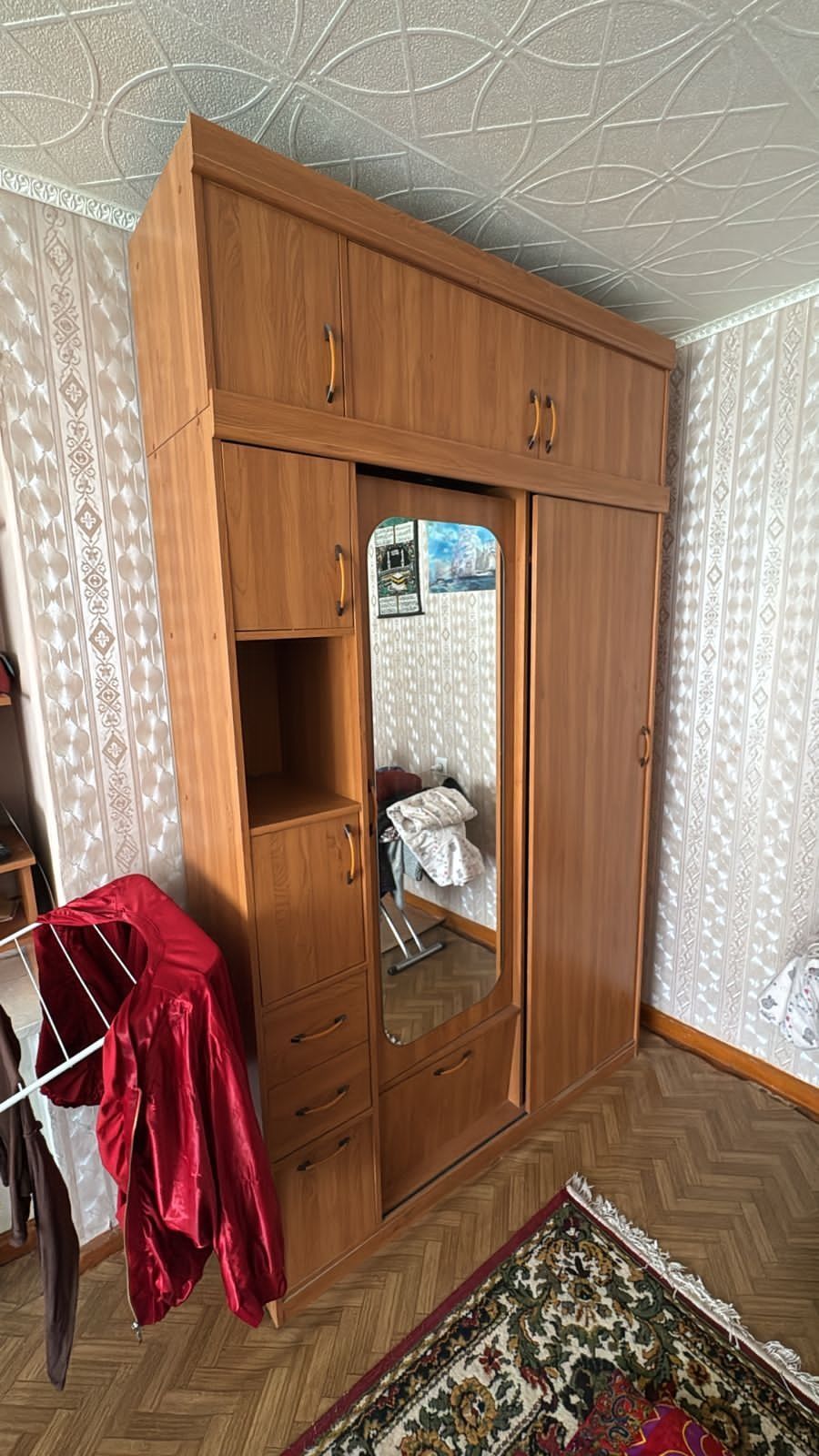 Угловой диван, телевизор, сейф, шкаф прихожая
