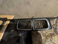 Продам на bmw Е 34 525передню решетку