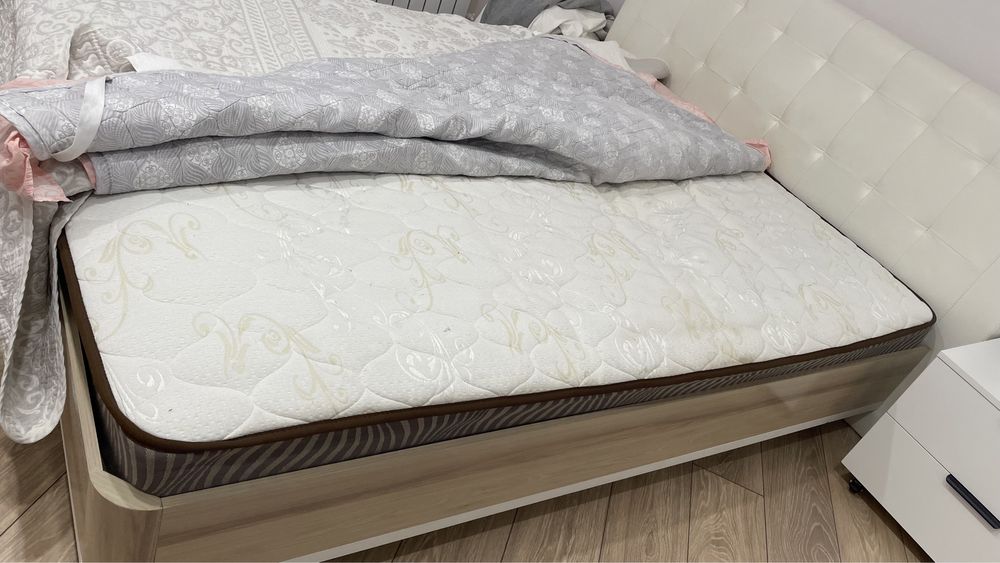 Продам кровать двуспальный .