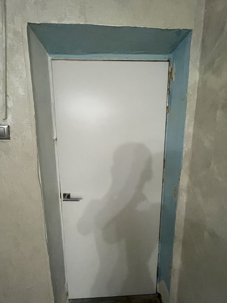 Двер белый деревяный