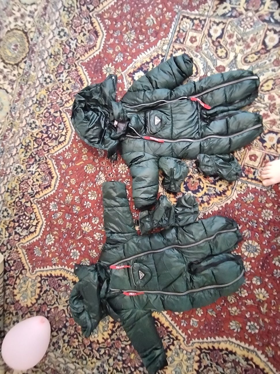 Два детских комбинезонов