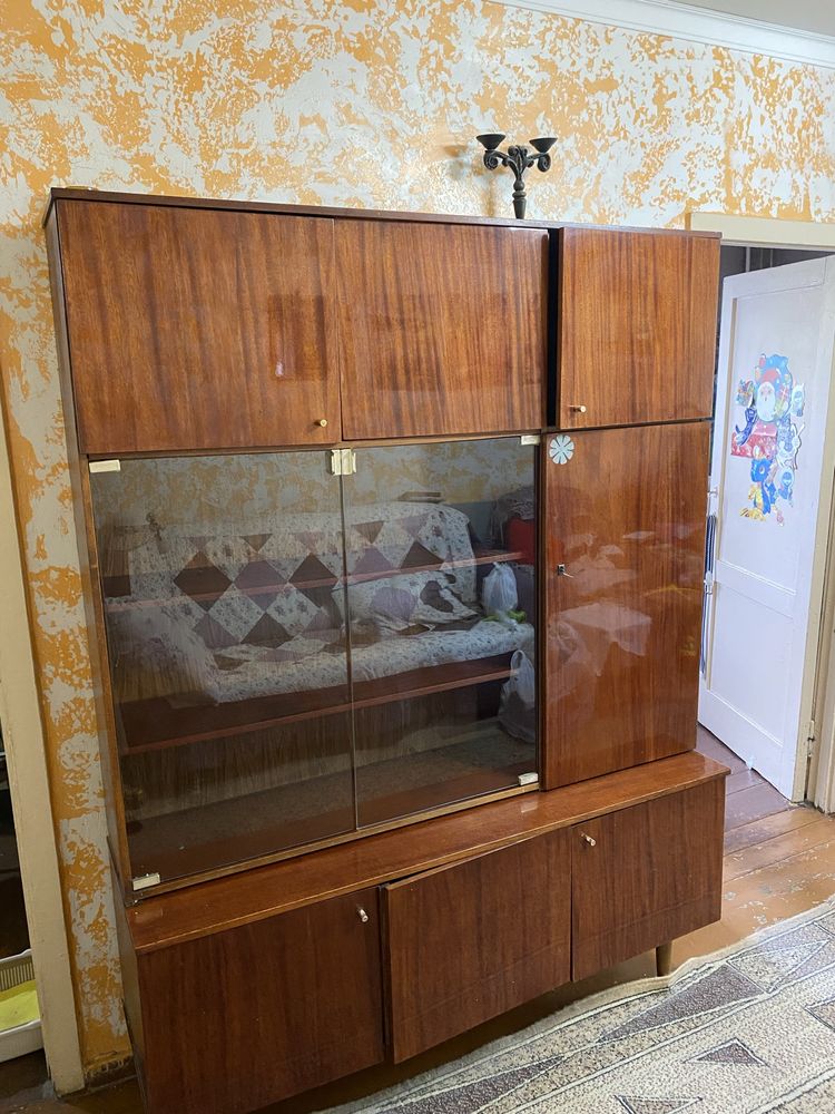Продам шкаф сервант
