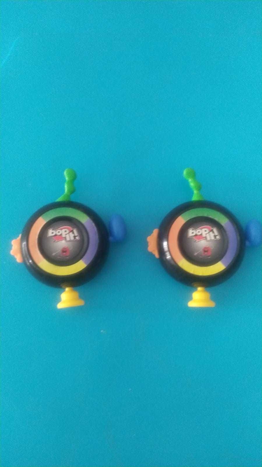 Игра Bop It!.  Крутим тянем двигаем рычаги Трещетка