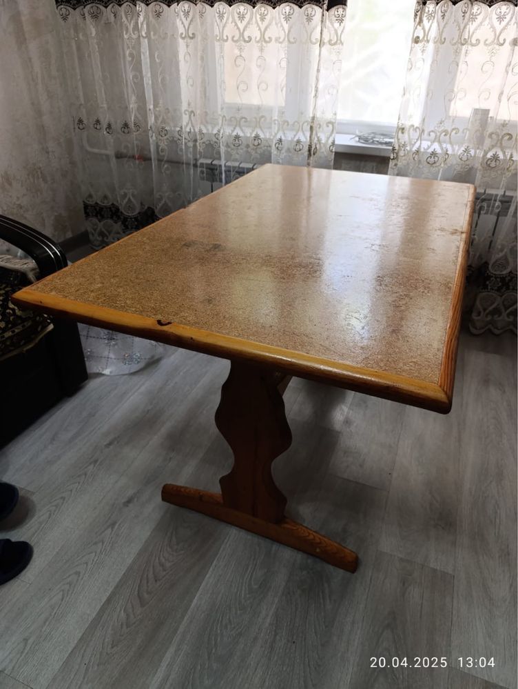 Продаются стол и 6 стульев ручной работы