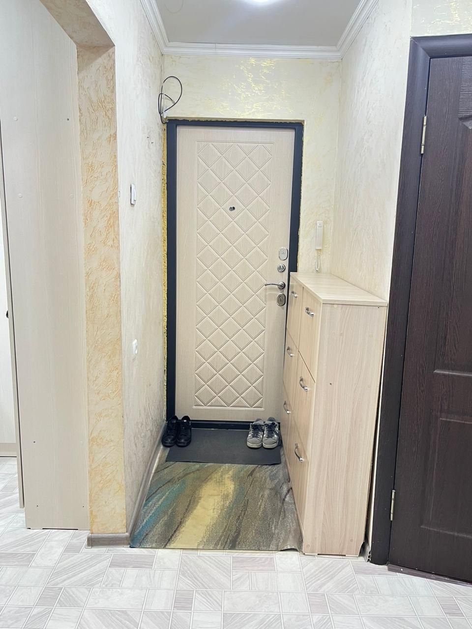 Срочно продам  3х комнатную квартиру в микрорайоне Самал.  Середина