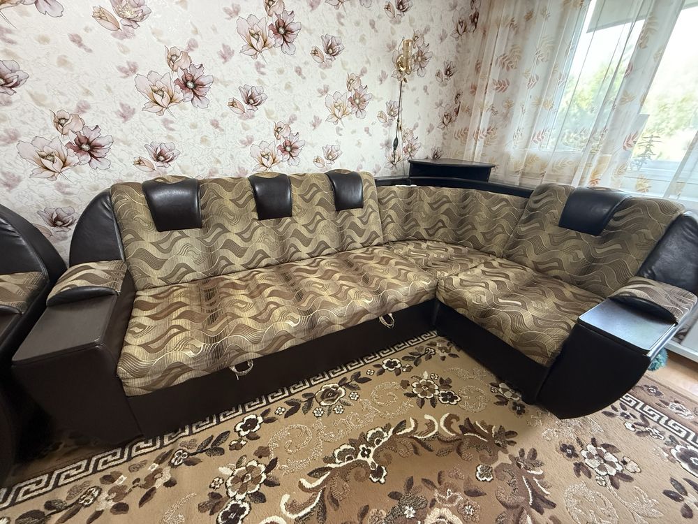 Угловой диван с местами для хранения