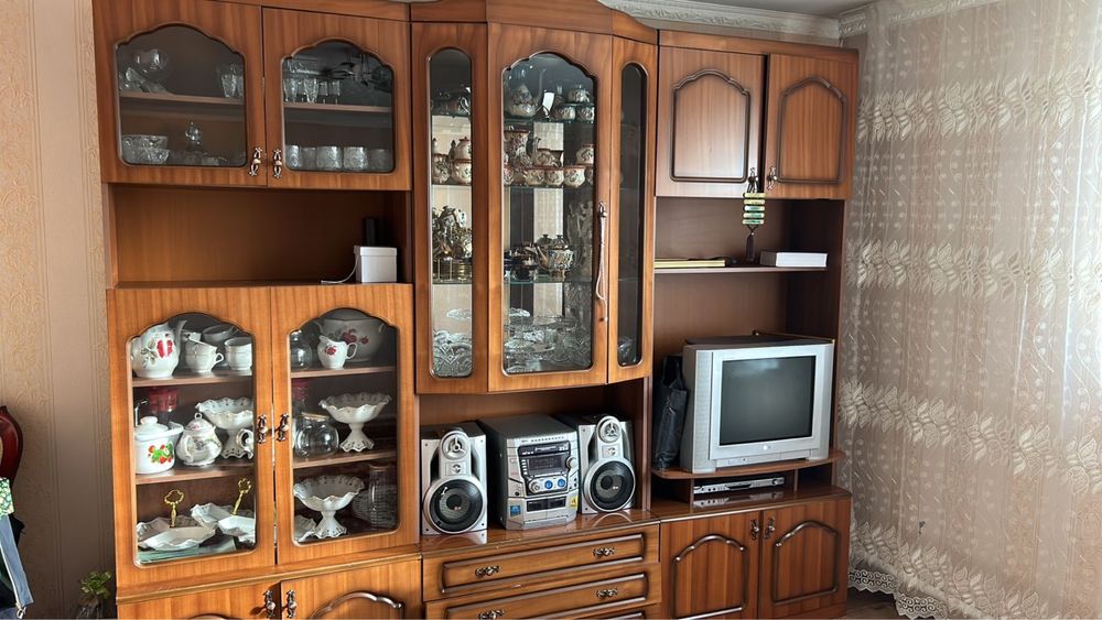 Продам шифонер, шкаф для компьютера, диван, телевизор