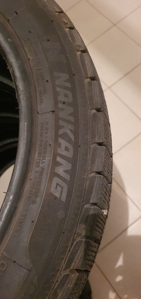 Продам зимние шины 235/45R18