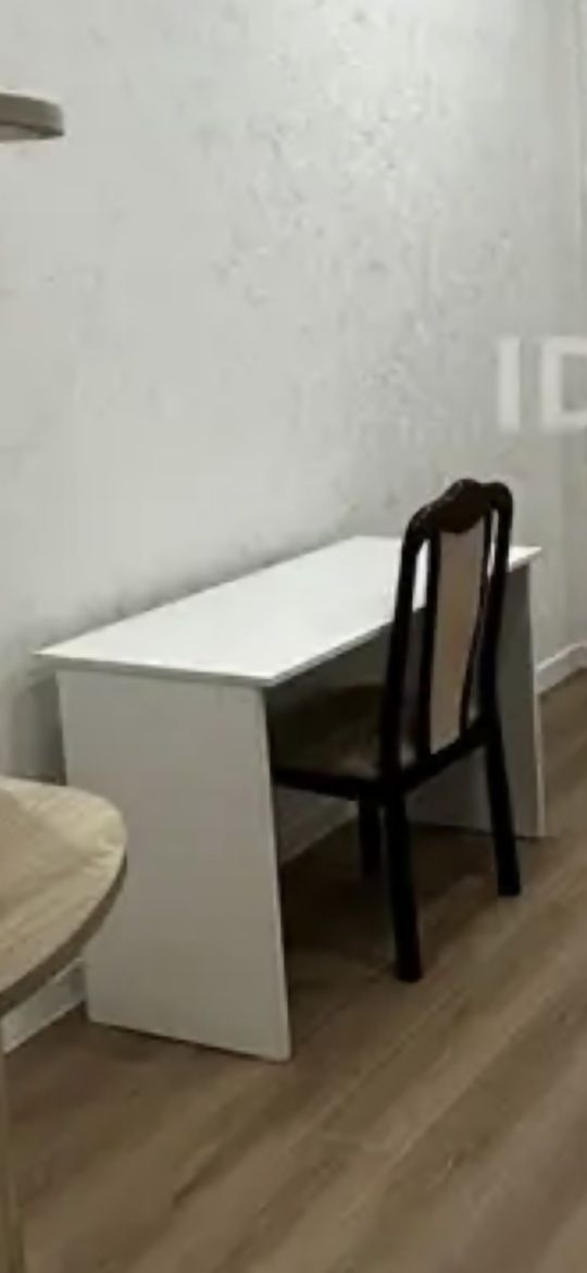 Продаётся стол белый