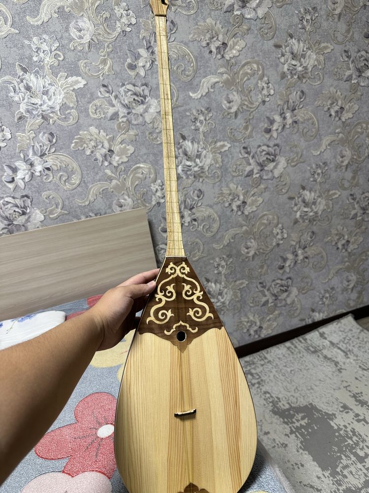 Домбыра сатылады, жана, даусы жаксы