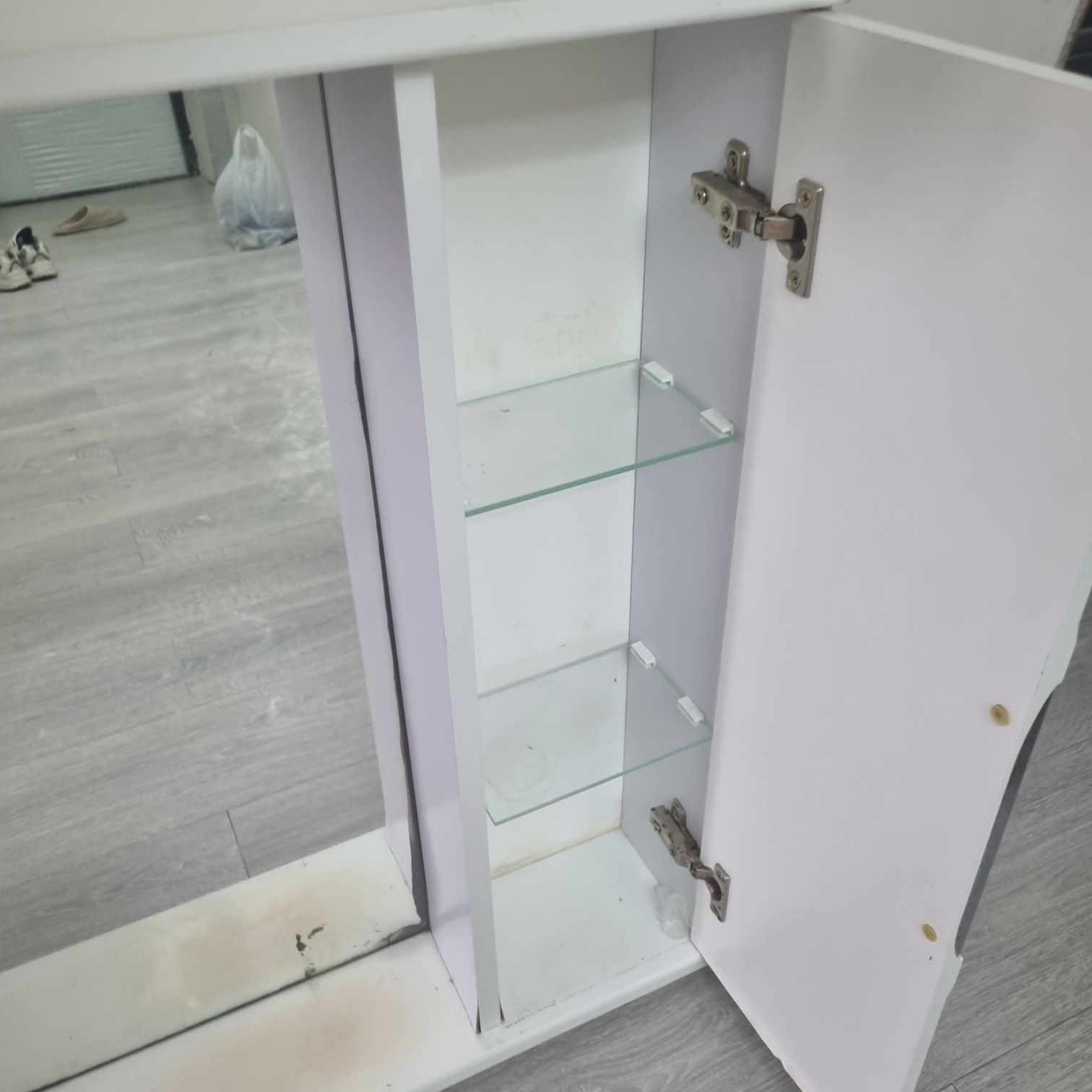 Настенное зеркало с полками и подсветкой
Продаю настенное зеркало с шк