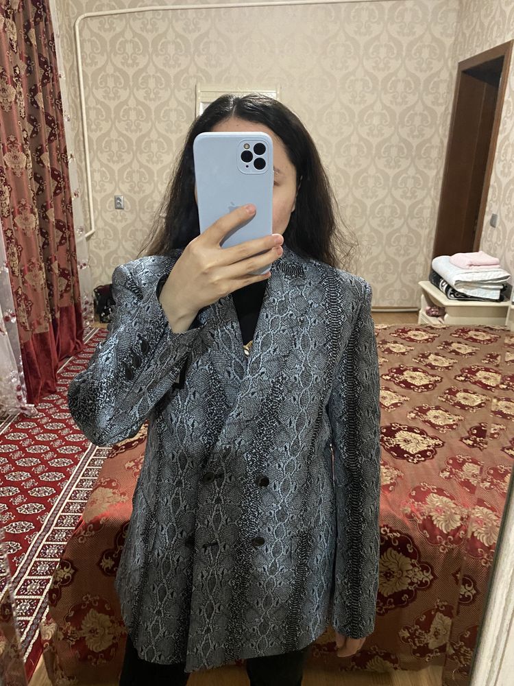 Рубашка овер сайз, пиджак со змейном принтом.