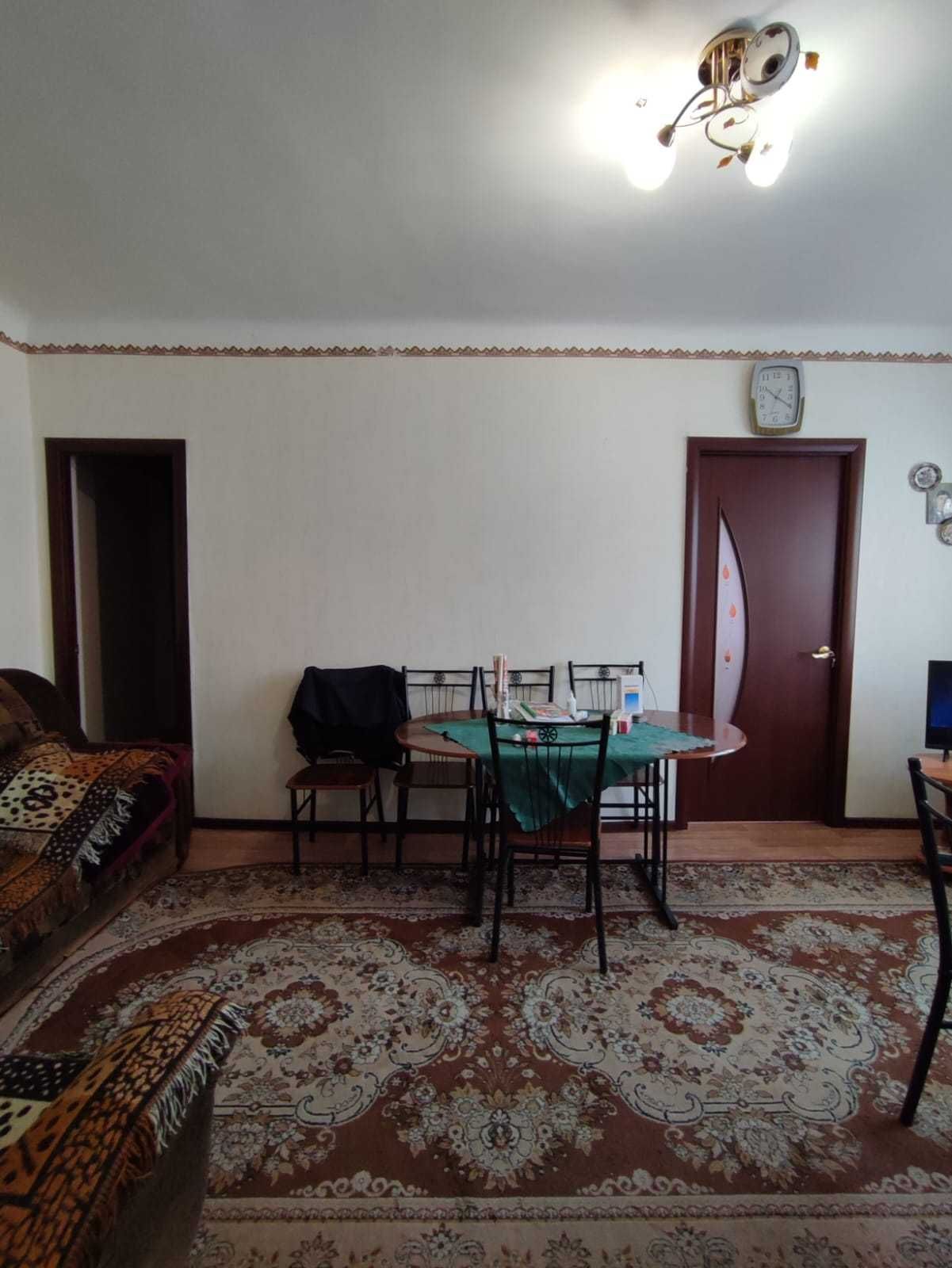 Продам 2 комн. срочно  старый часть возле колхозного рынка