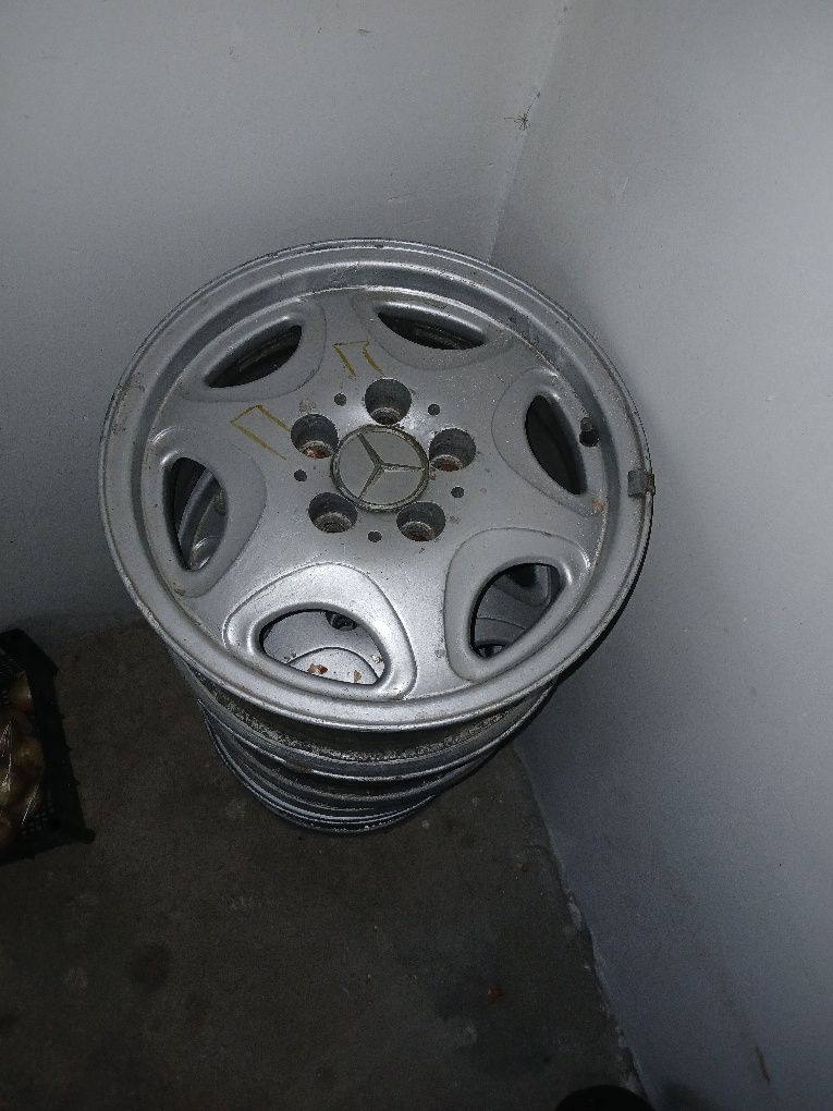 Продам диски  15 и бампер 124