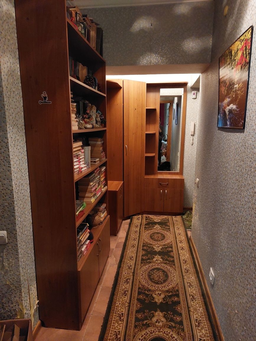 Прихожая угловая и книжный шкаф в отл.состоянии!
