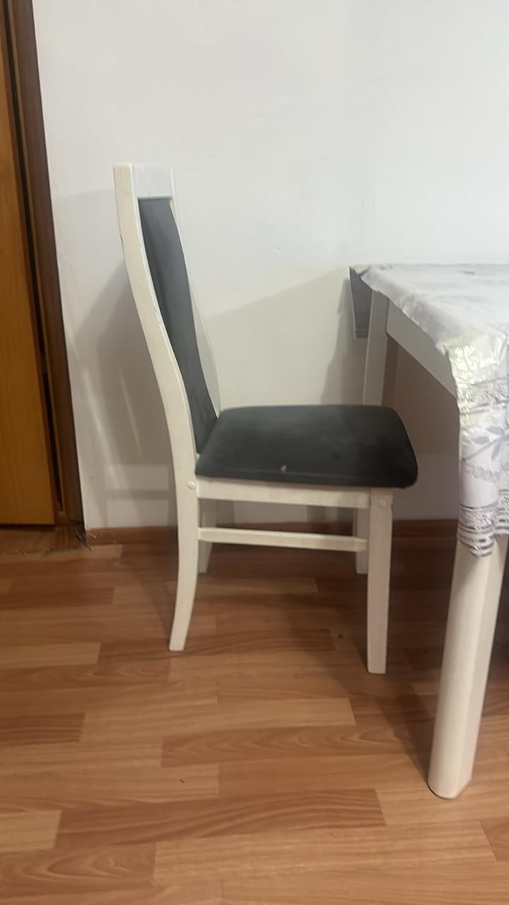 Продам шкаф и стол со стулями