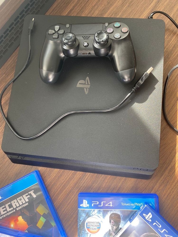 Playstation 4 slim