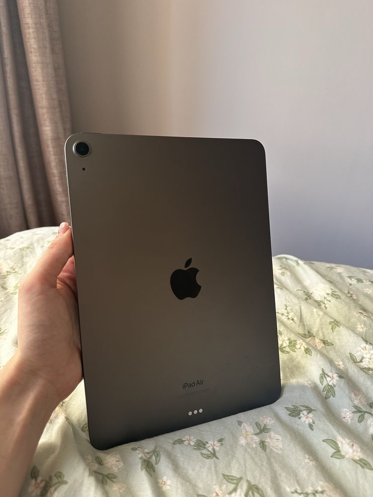 iPad Air (5th Generation) Wi - Fi ,256 GB