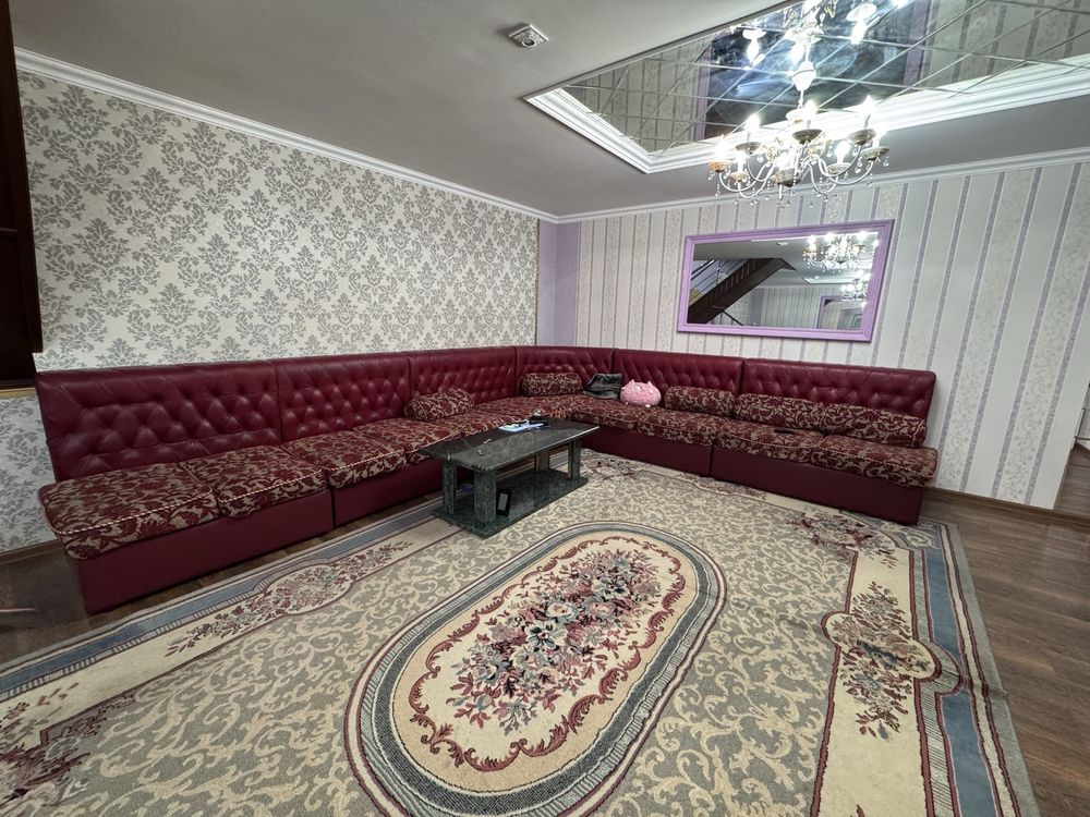 Продам кожаные красные диваны